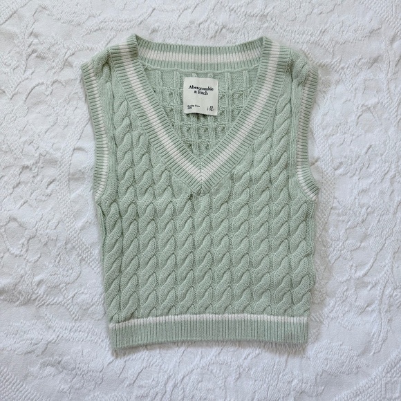 Abercrombie & Fitch Cropped Sweater Vest - Picture 1 of 6
